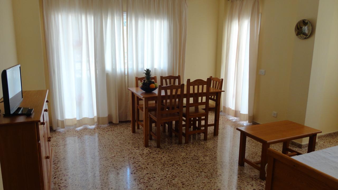 Apartamentos Cala Llonga Exterior photo