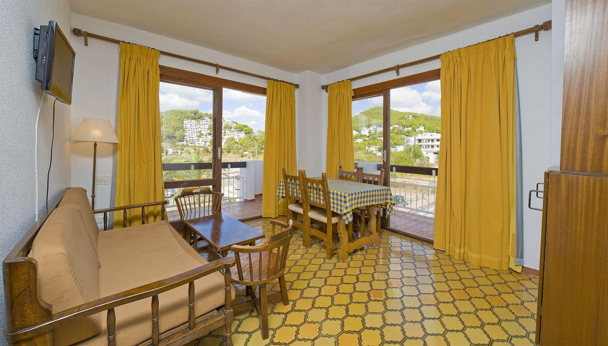 Apartamentos Cala Llonga Exterior photo
