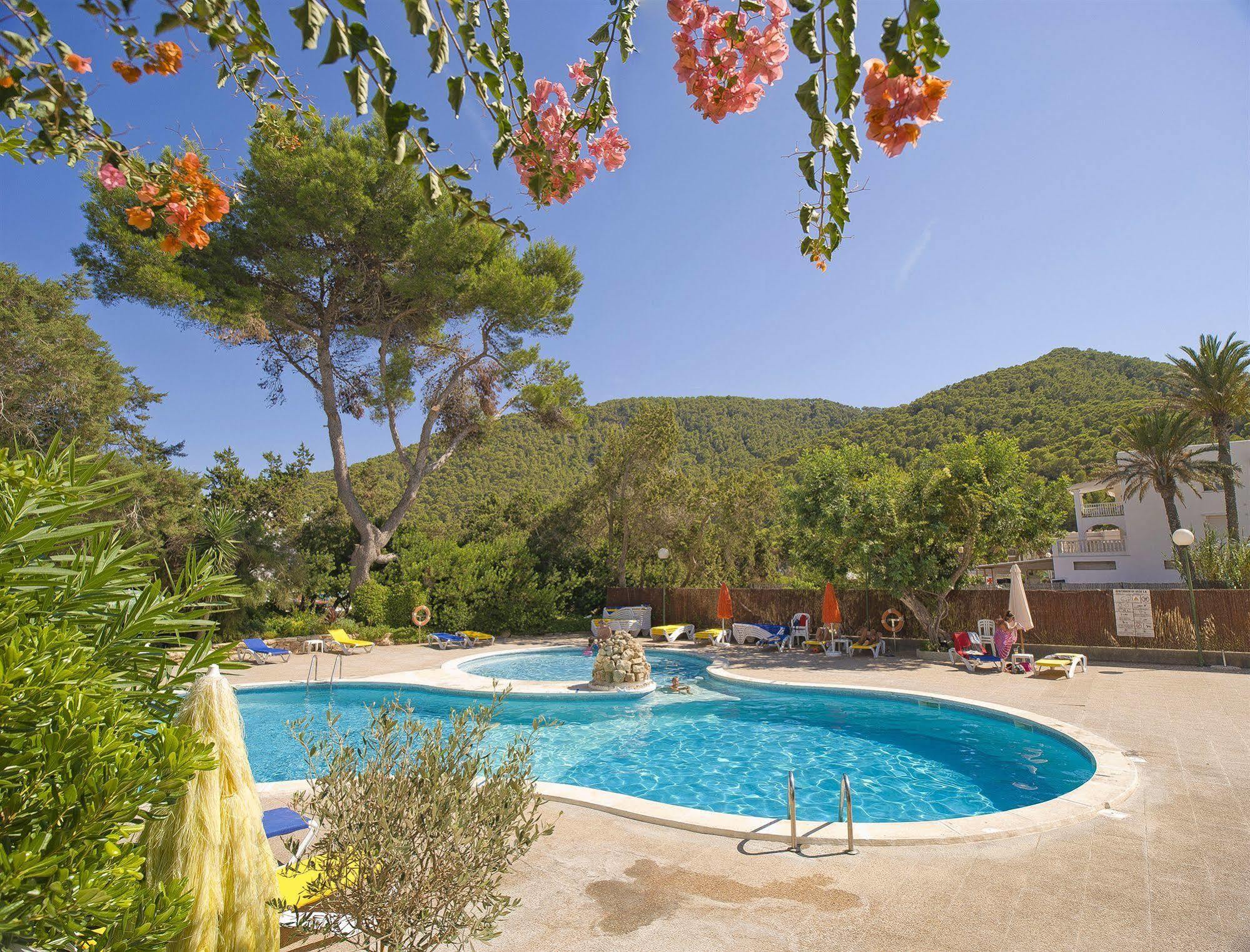 Apartamentos Cala Llonga Exterior photo