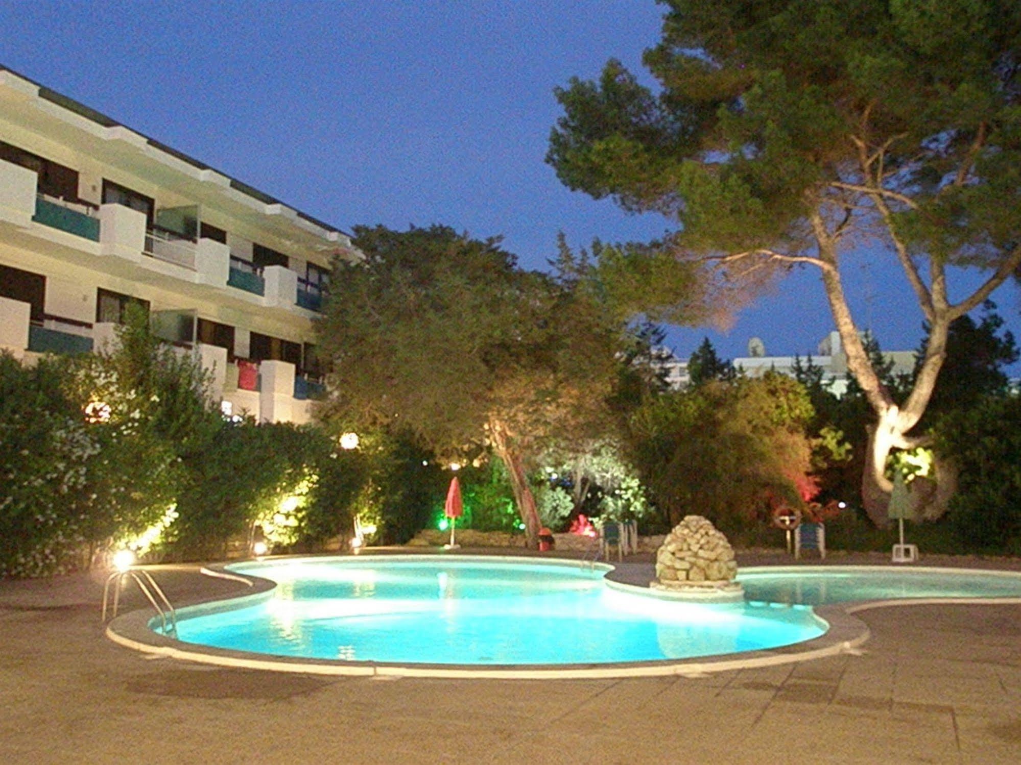 Apartamentos Cala Llonga Exterior photo