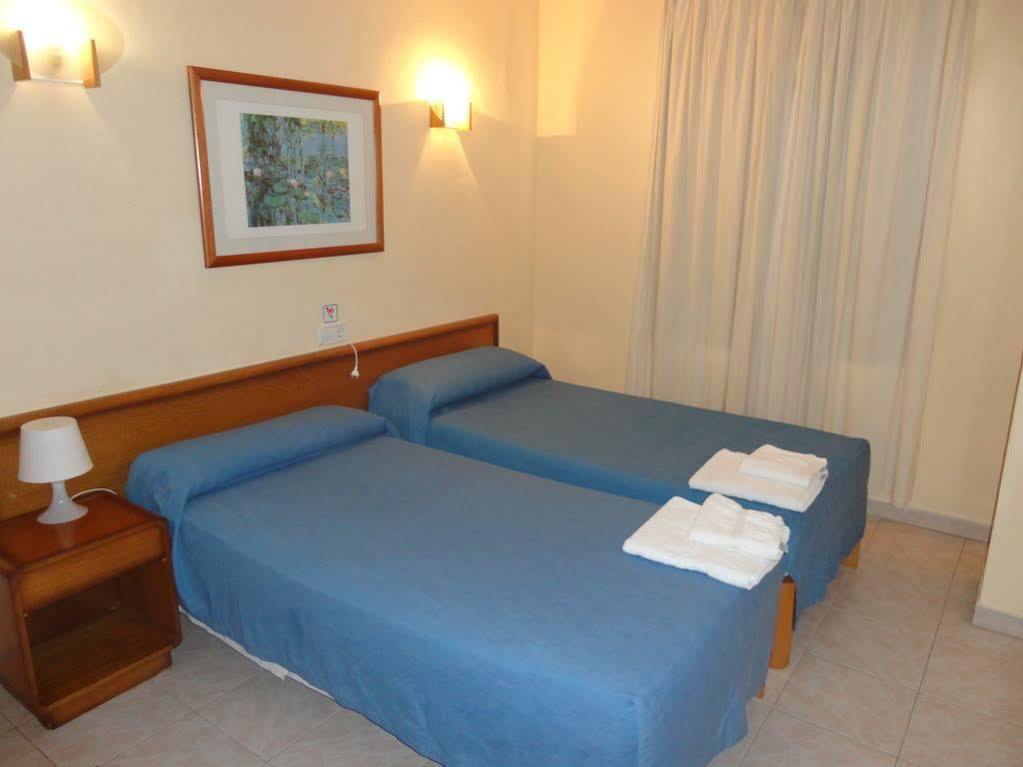 Apartamentos Cala Llonga Exterior photo